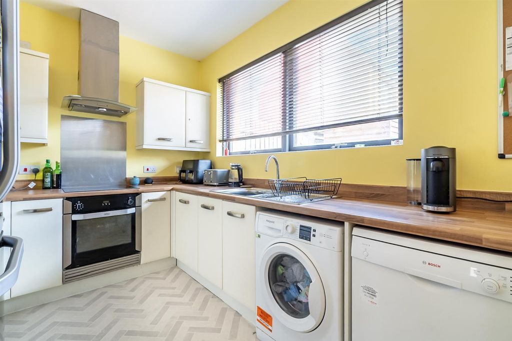 Property photo 3 of 17 Kitchen