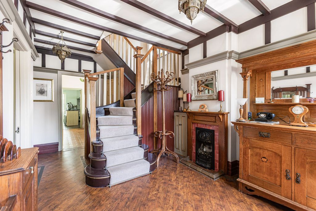 Property photo 3 of 37 Entrance Hall