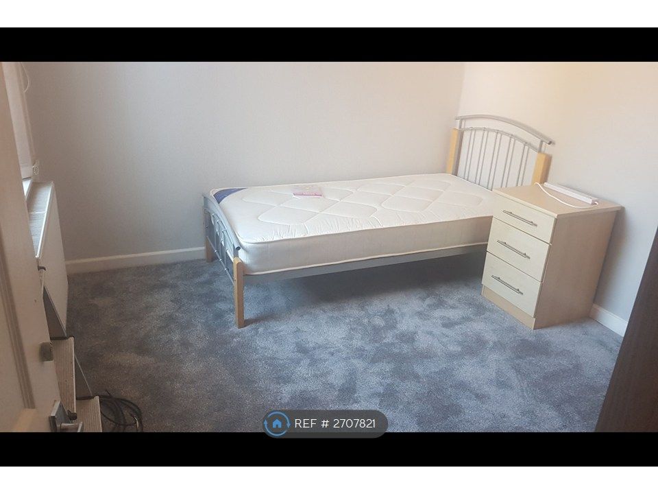 Property photo 1 of 9 Room 5