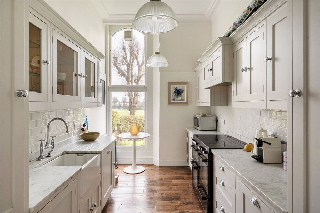 Property photo 3 of 10 Kitchen