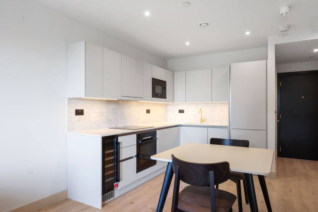 Property photo 2 of 33