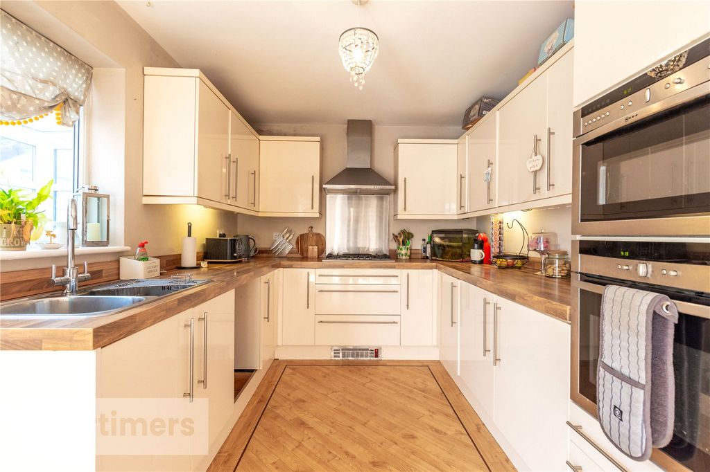 Property photo 2 of 21 Kitchen