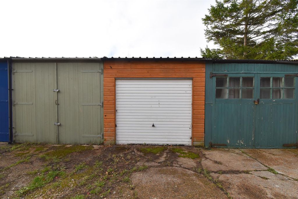 Property photo 1 of 3 Garage
