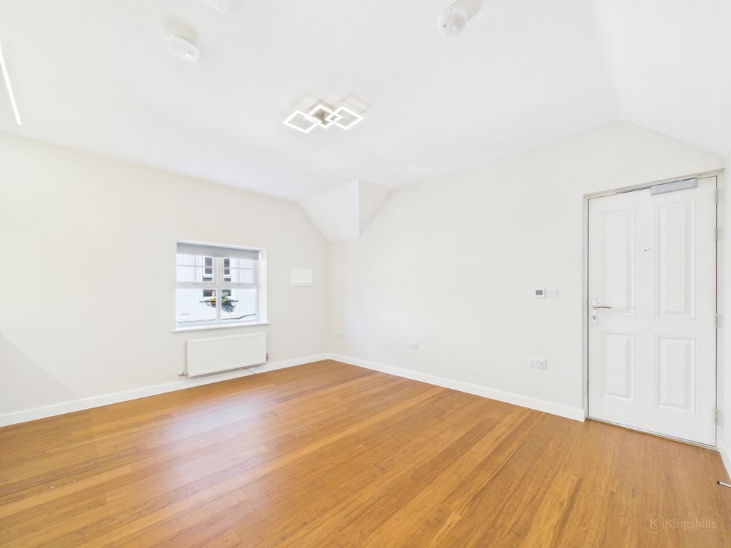 Property photo 2 of 11 Cam02136G0-Pr0563-Still004