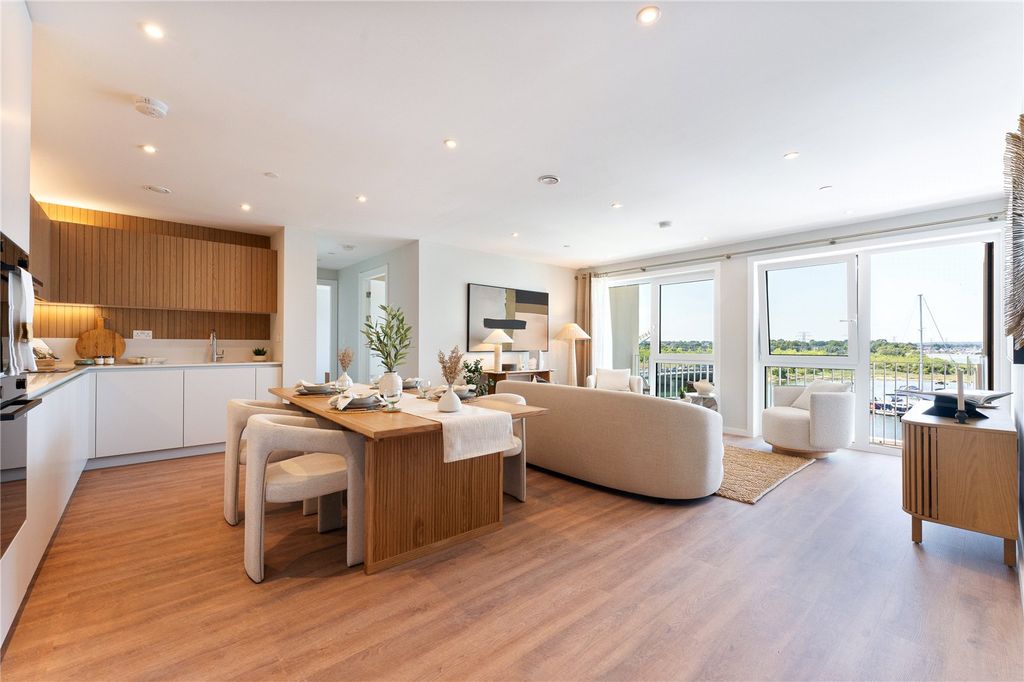 Property photo 3 of 12 E303 Open Plan