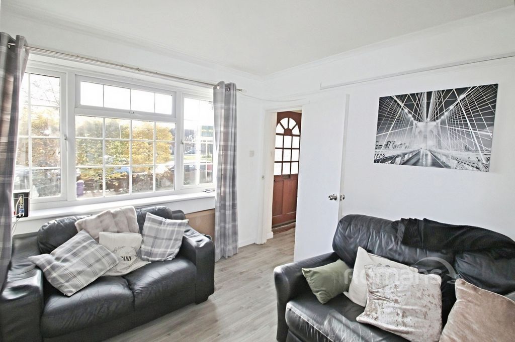 Property photo 3 of 13 Pbox-Img.Png