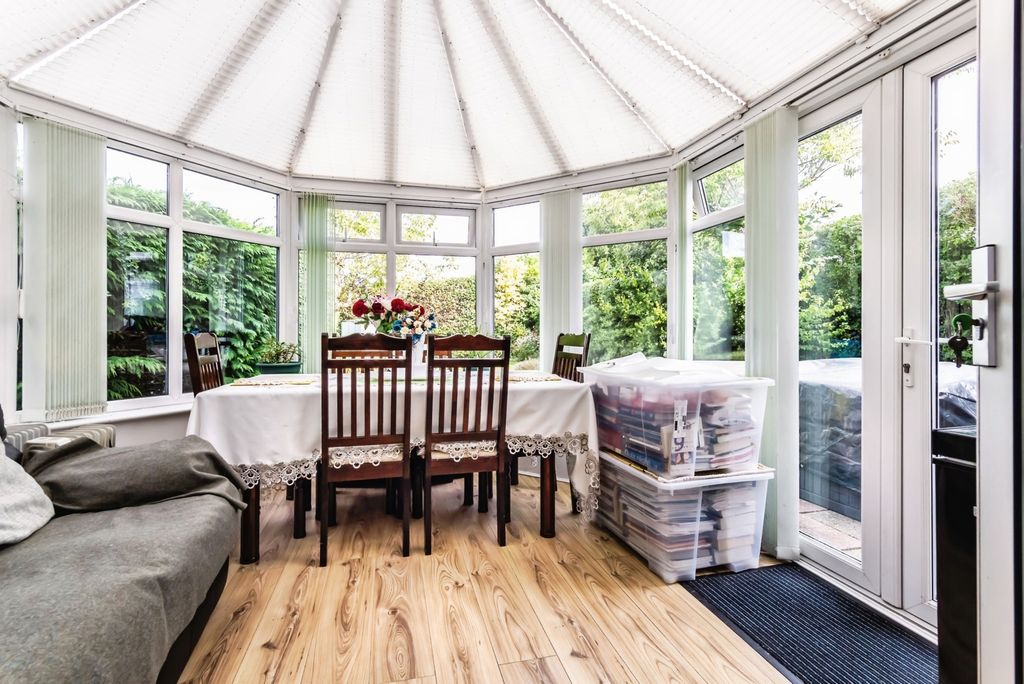 Property photo 3 of 17 Conservatory