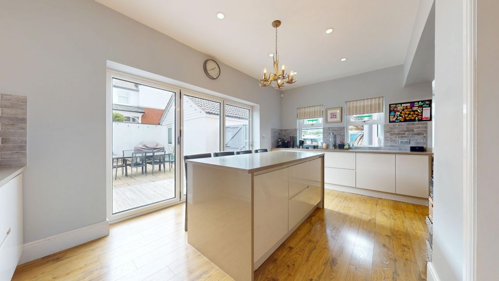 Property photo 3 of 33 4122147