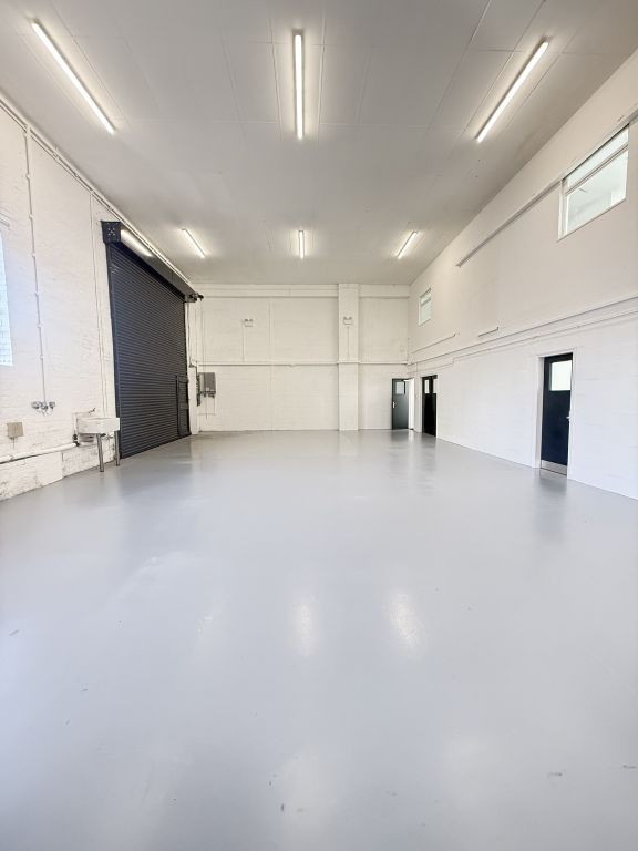 Property photo 1 of 8 An Empty Arch With White Lining And A WC Cubicle To The Back.