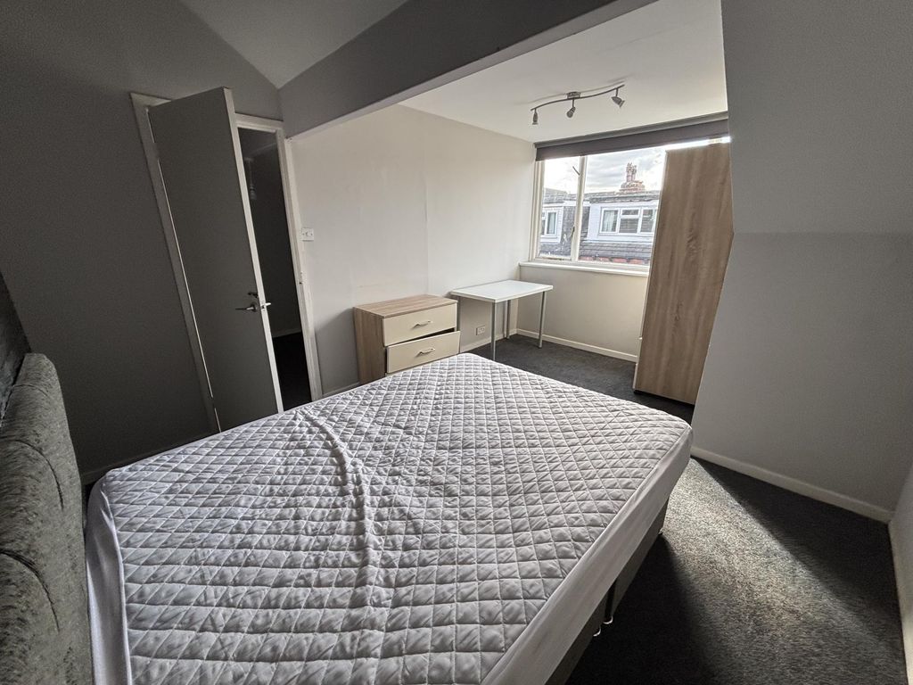 Property photo 1 of 7 A Bright And Well-Maintained Master Bedroom Featur...