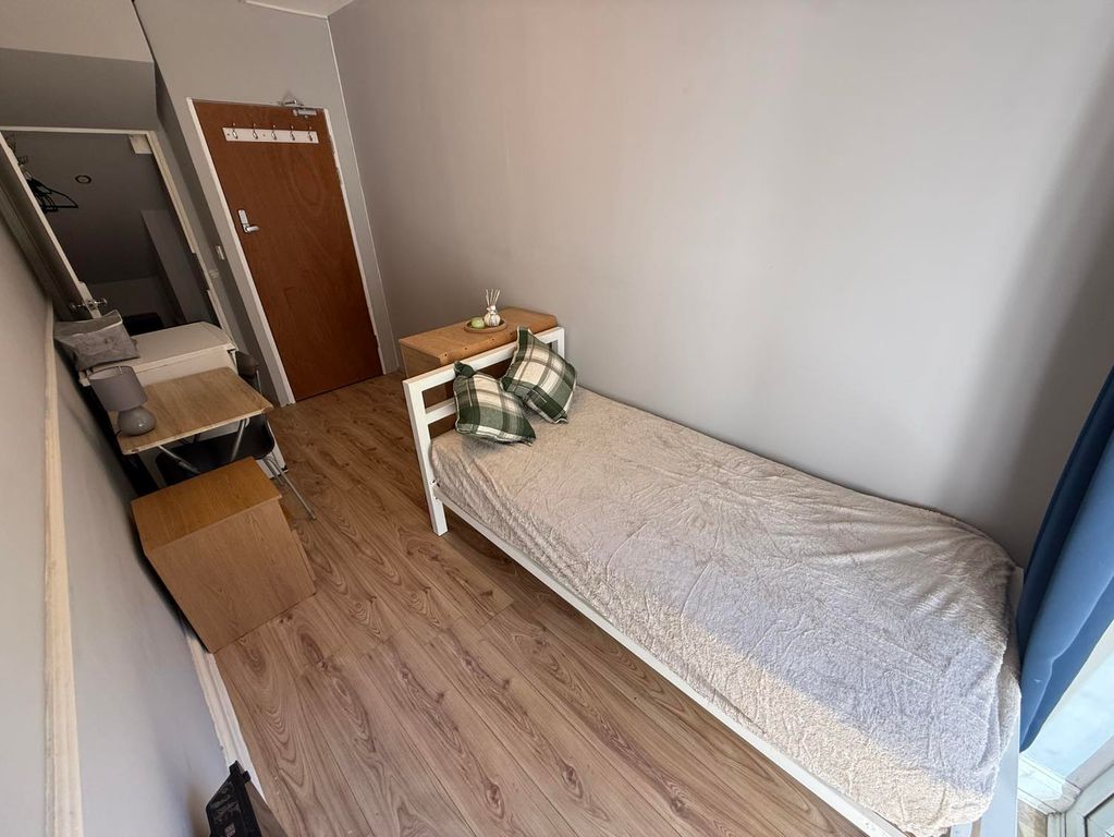 Property photo 3 of 14 Room 2- £600 Available 16/18/2026
