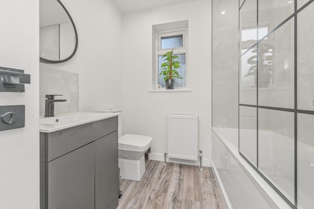 Property photo 3 of 31 Bathroom