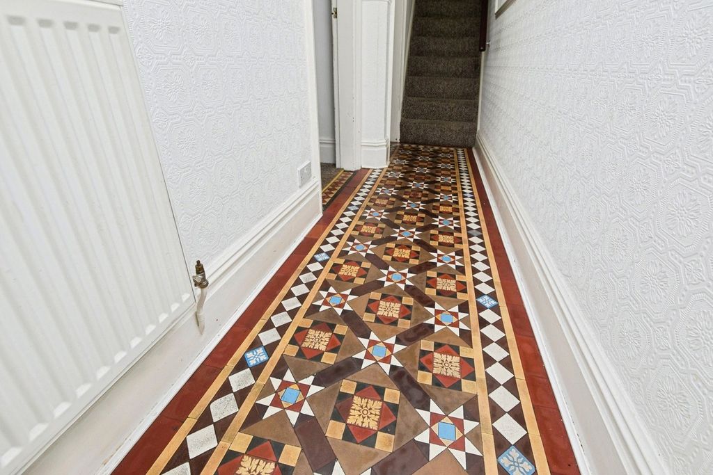 Property photo 3 of 18 Tiling