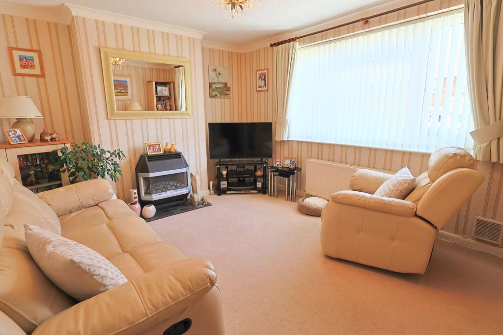 Property photo 2 of 14 Lounge