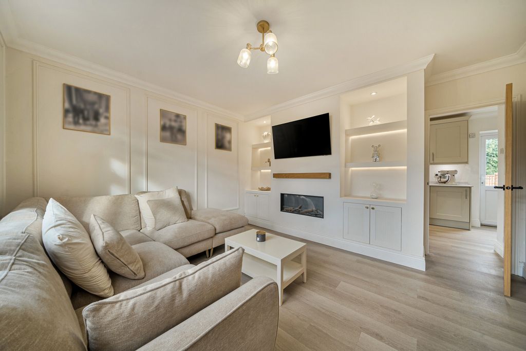 Property photo 2 of 19 Lounge