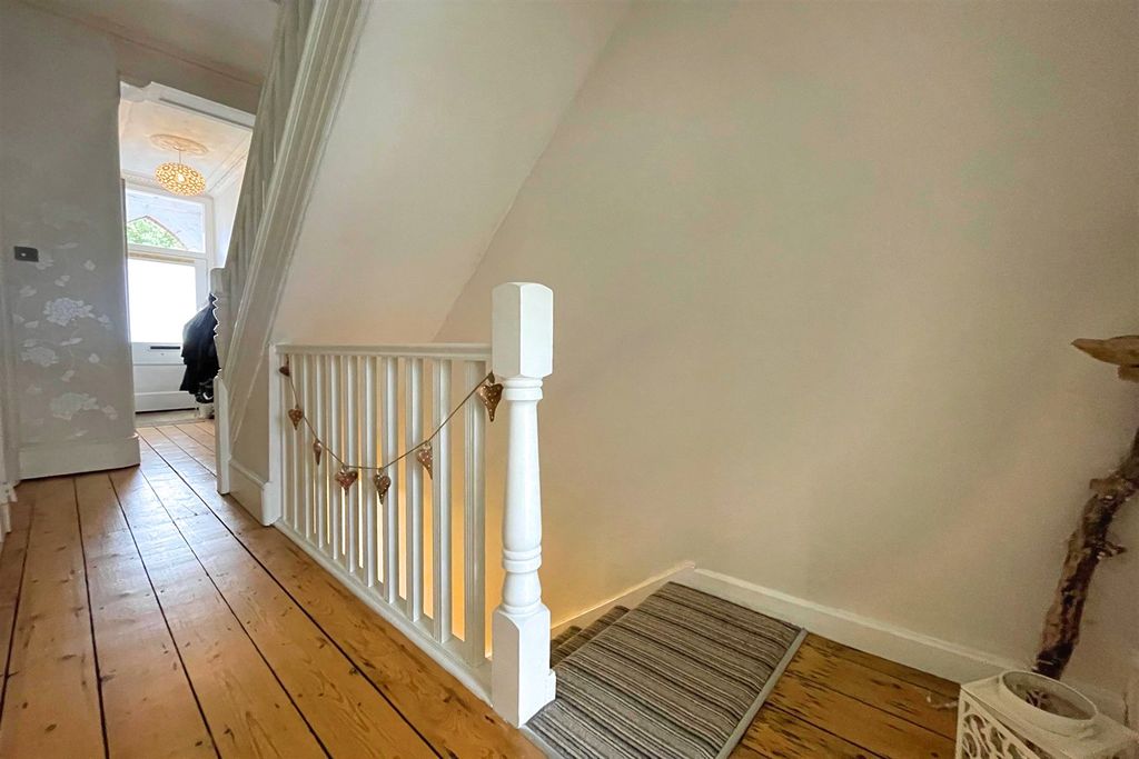Property photo 3 of 32 Entrance Hall