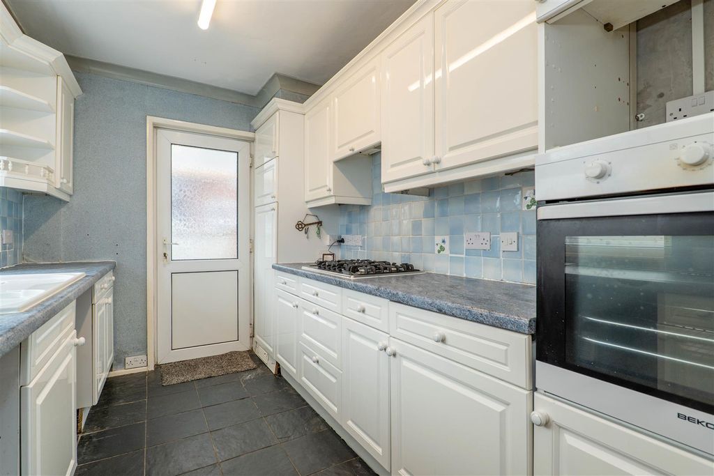 Property photo 3 of 27 Kitchen