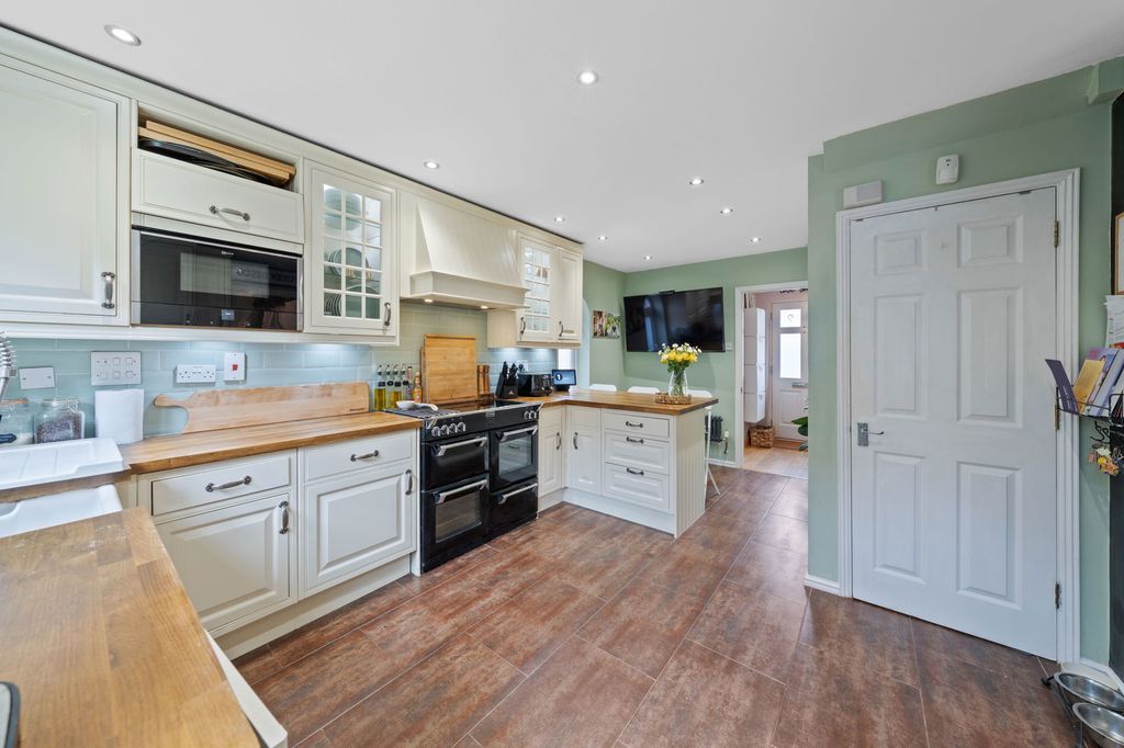 Property photo 3 of 34