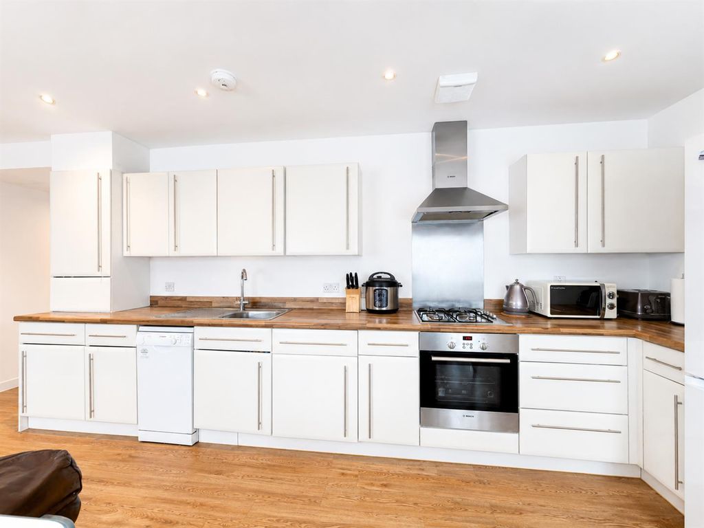 Property photo 3 of 11 Kitchen