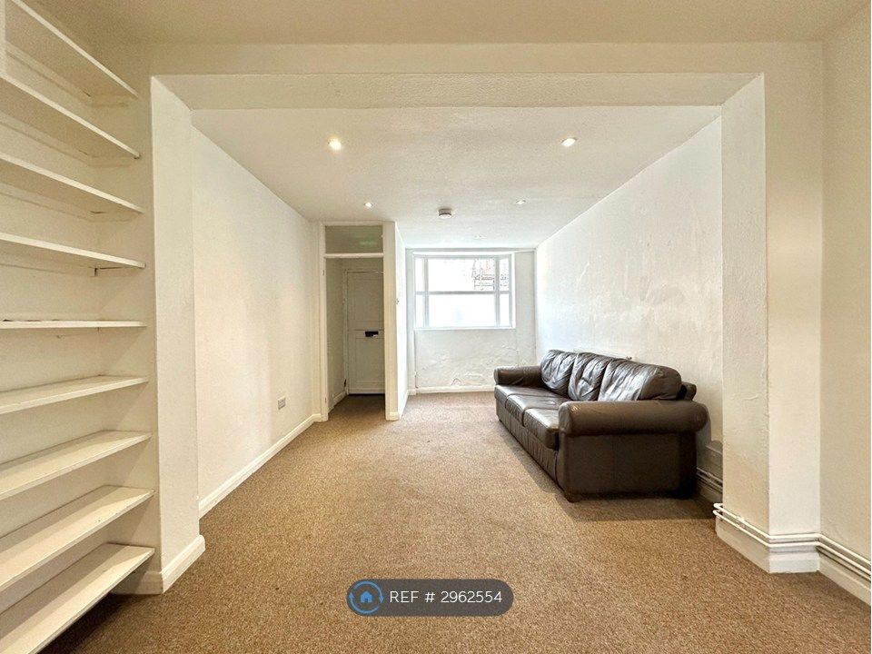 Property photo 3 of 13 Lounge