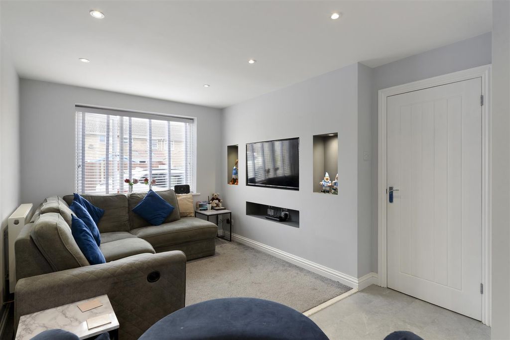 Property photo 3 of 16 22Ballard06.Jpg