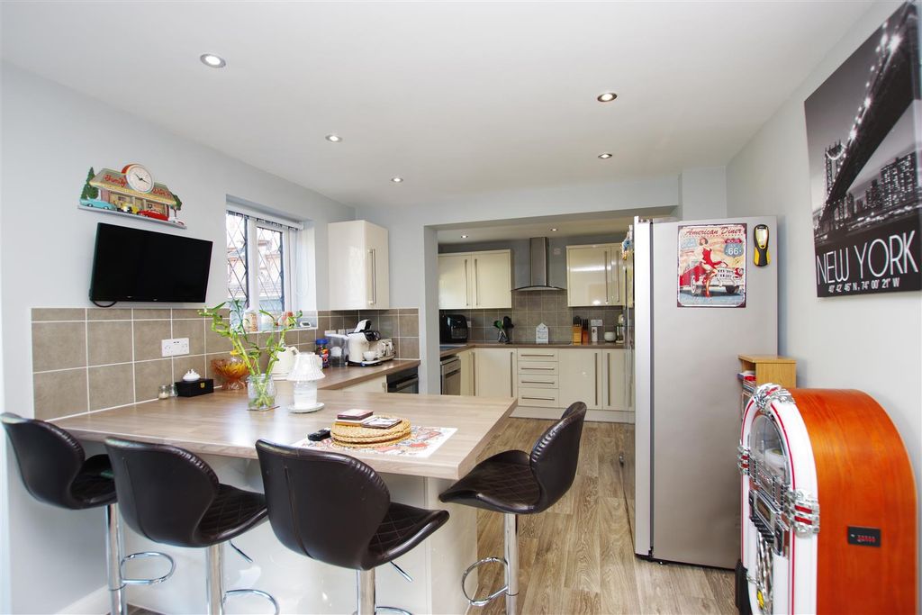 Property photo 2 of 17 Kitchen/Breakfast