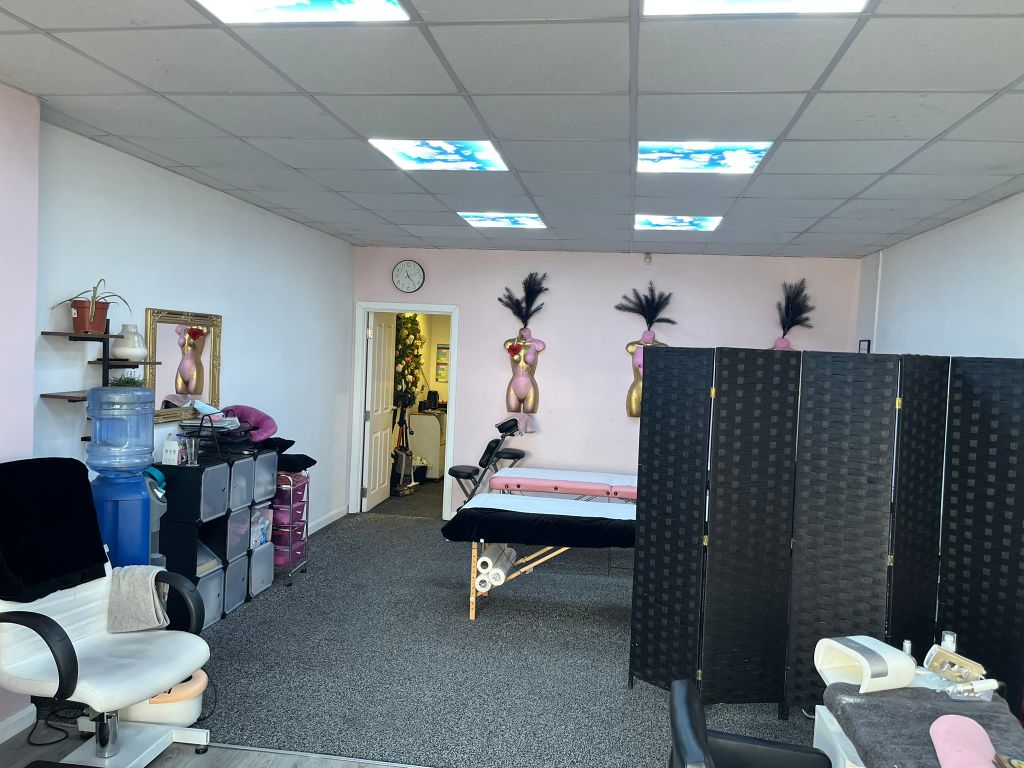 Property photo 2 of 10 Sales Area