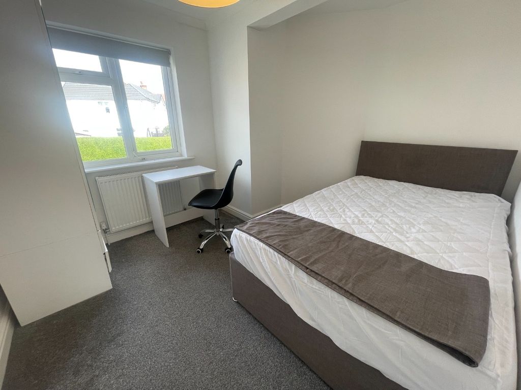 Property photo 3 of 13 Bright And Inviting Double Bedroom Featuring A Com...