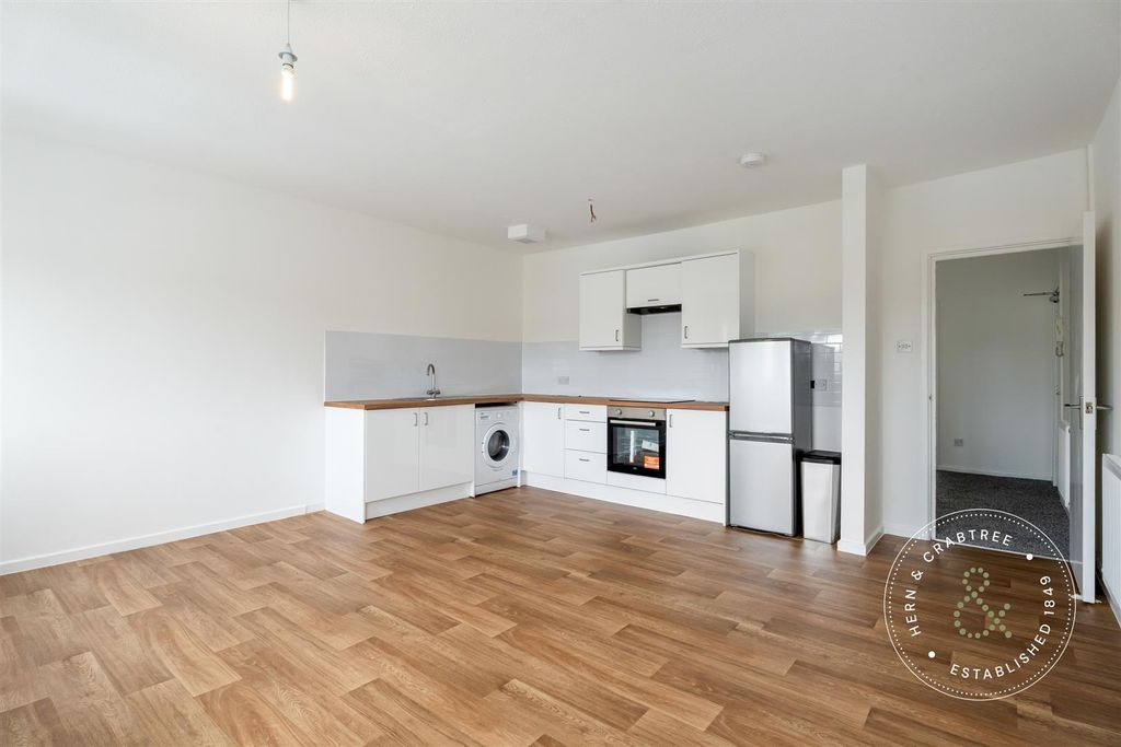 Property photo 1 of 10 Lounge/Kitchen