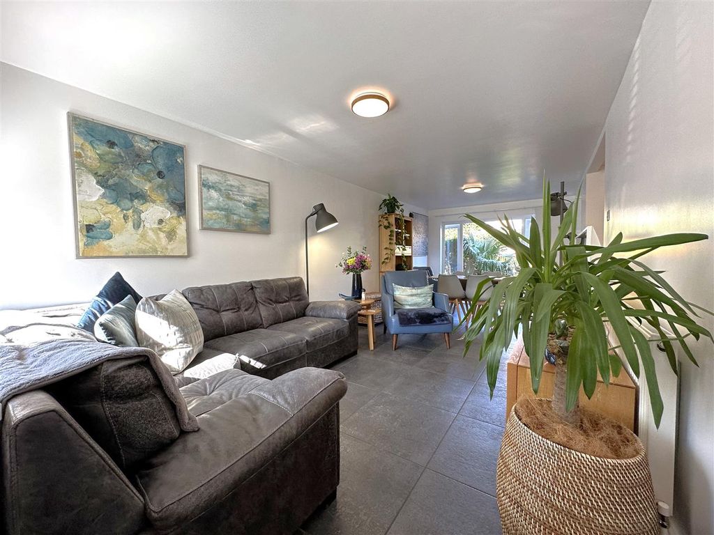 Property photo 2 of 20 Generous Living Space 962