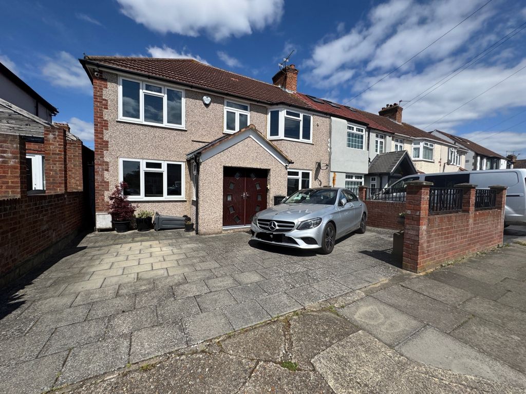 Property photo 1 of 19 Waye Avenue, Hounslow, Tw5 9Se