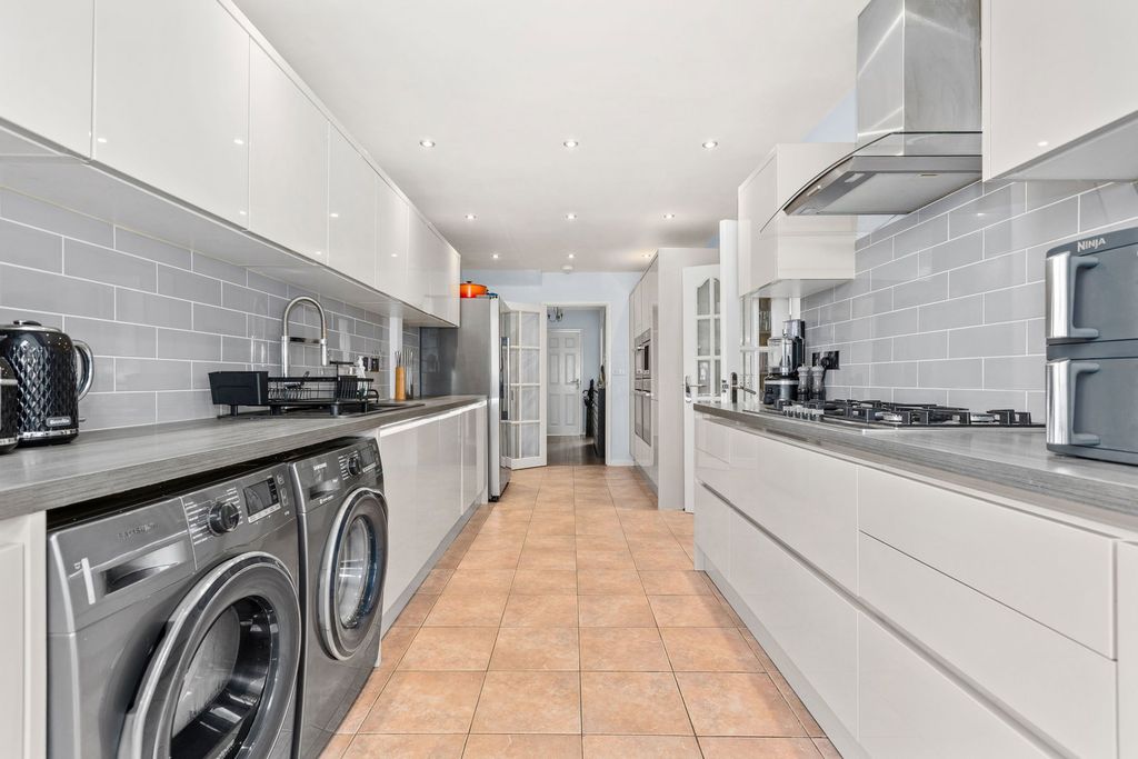 Property photo 3 of 27