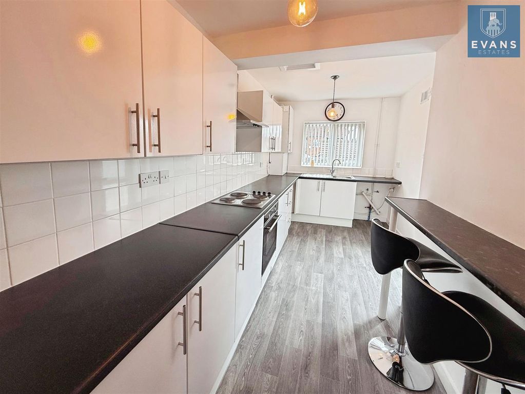 Property photo 3 of 12 Kitchen