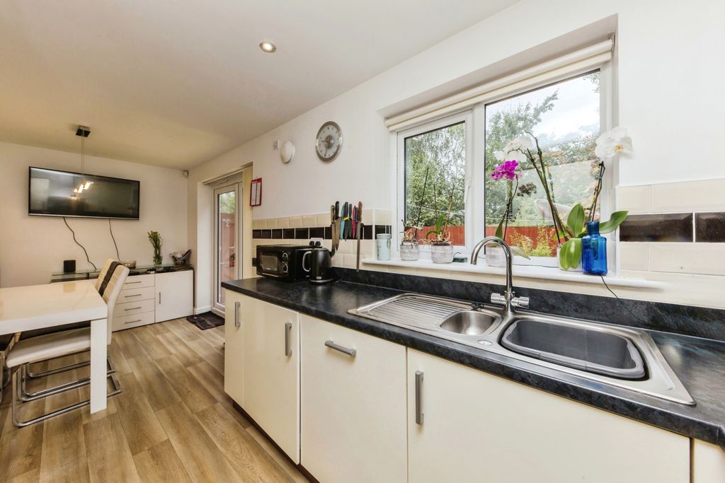 Property photo 3 of 16 Kitchen