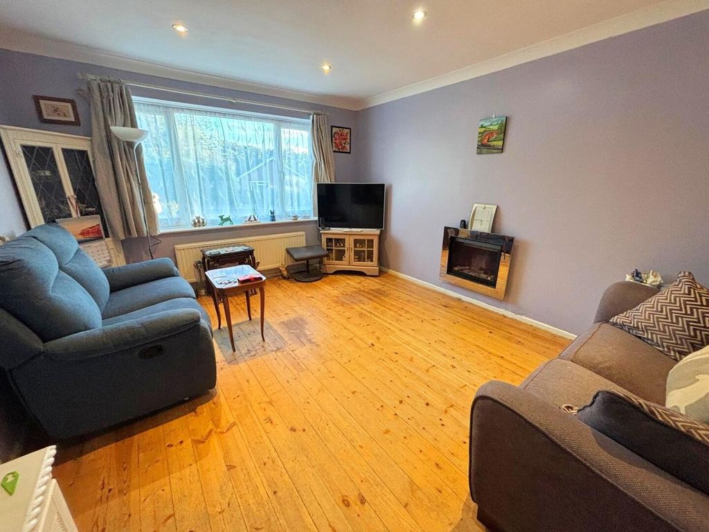 Property photo 3 of 11 Living Room