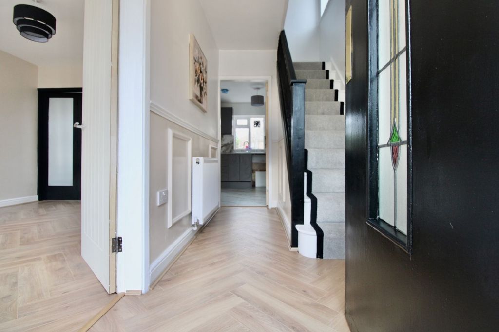 Property photo 2 of 14 Entrance Hall