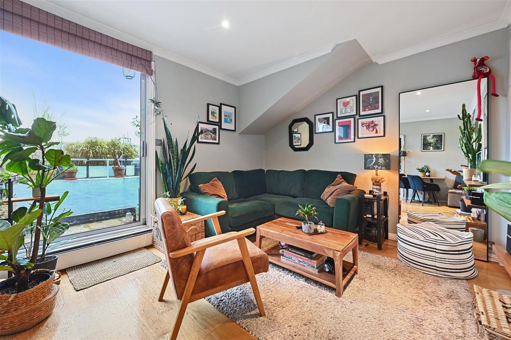 Property photo 2 of 14 Elsham Road