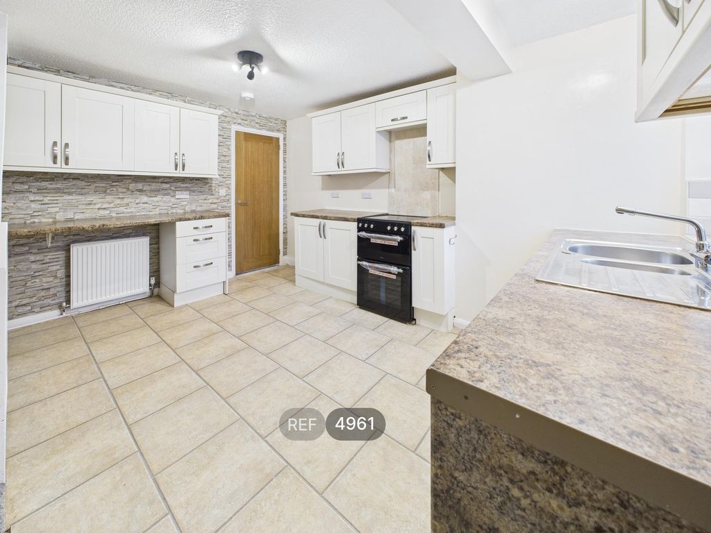 Property photo 3 of 8 Kitchen