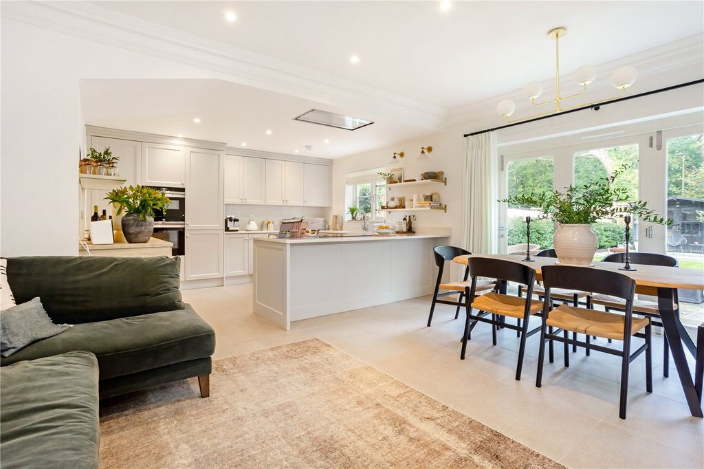 Property photo 3 of 11 Dining Area