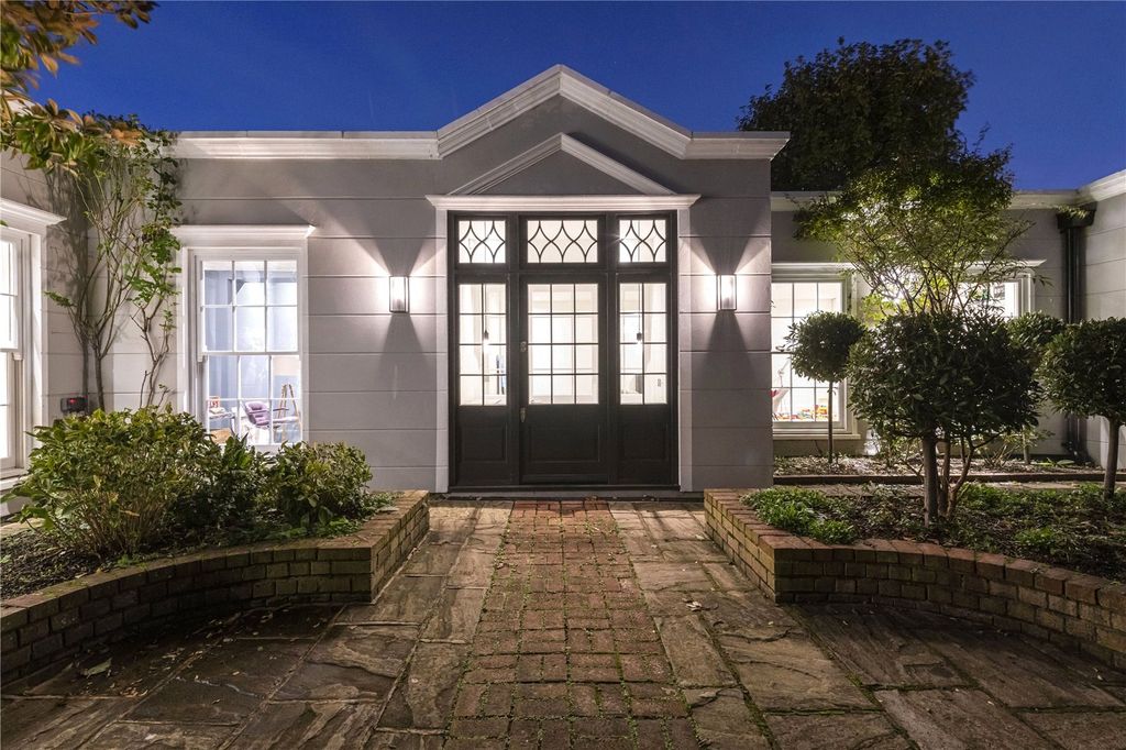 Property photo 3 of 12 Entrance