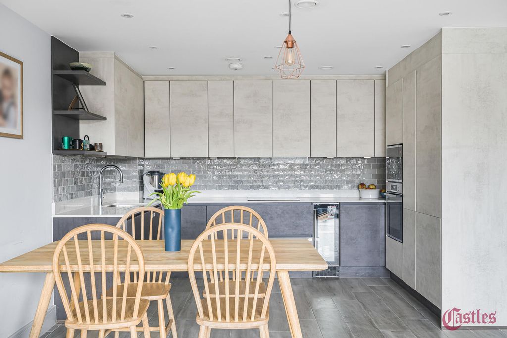 Property photo 3 of 14 Kitchen