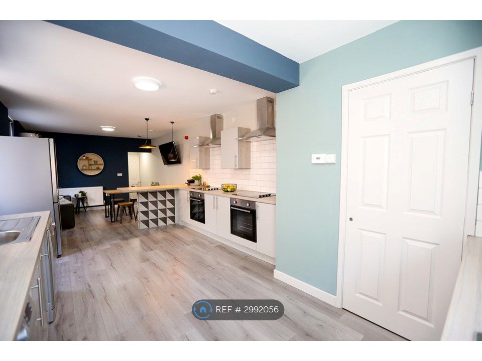 Property photo 3 of 10 Fully Kitted Kitchen