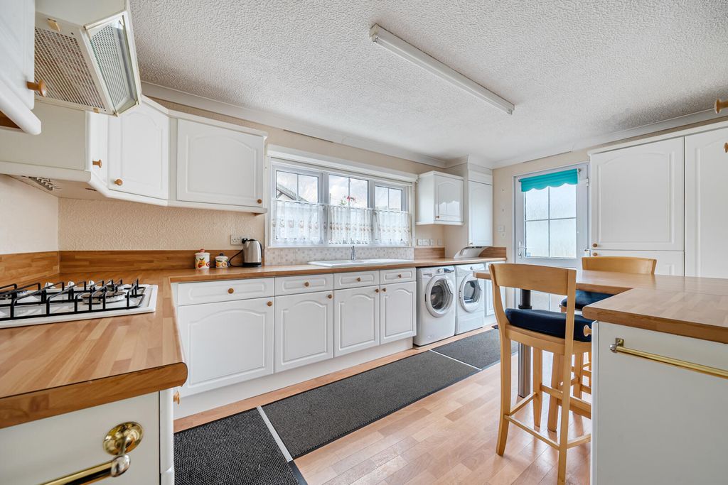 Property photo 2 of 18 Kitchen
