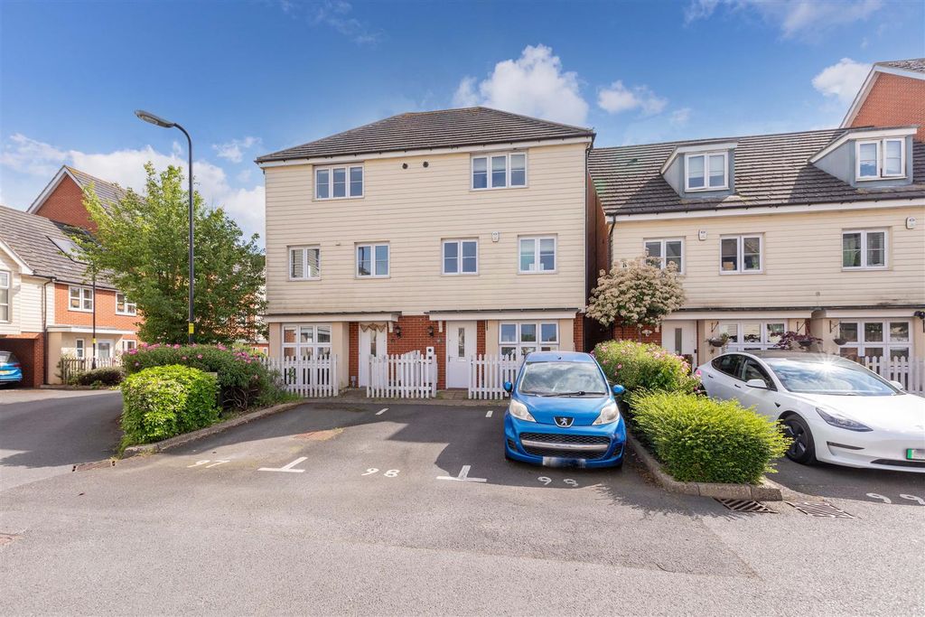 Property photo 1 of 20 32 Kenbury Drive-5.Jpg