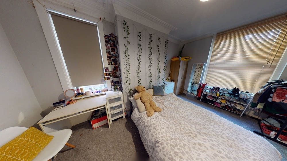 Property photo 3 of 8 A Cozy Double Bedroom Featuring A Comfortable Doub...