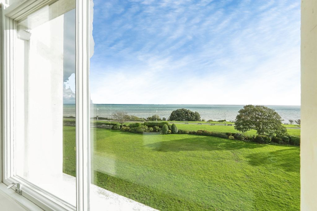 Property photo 2 of 22 Sea View