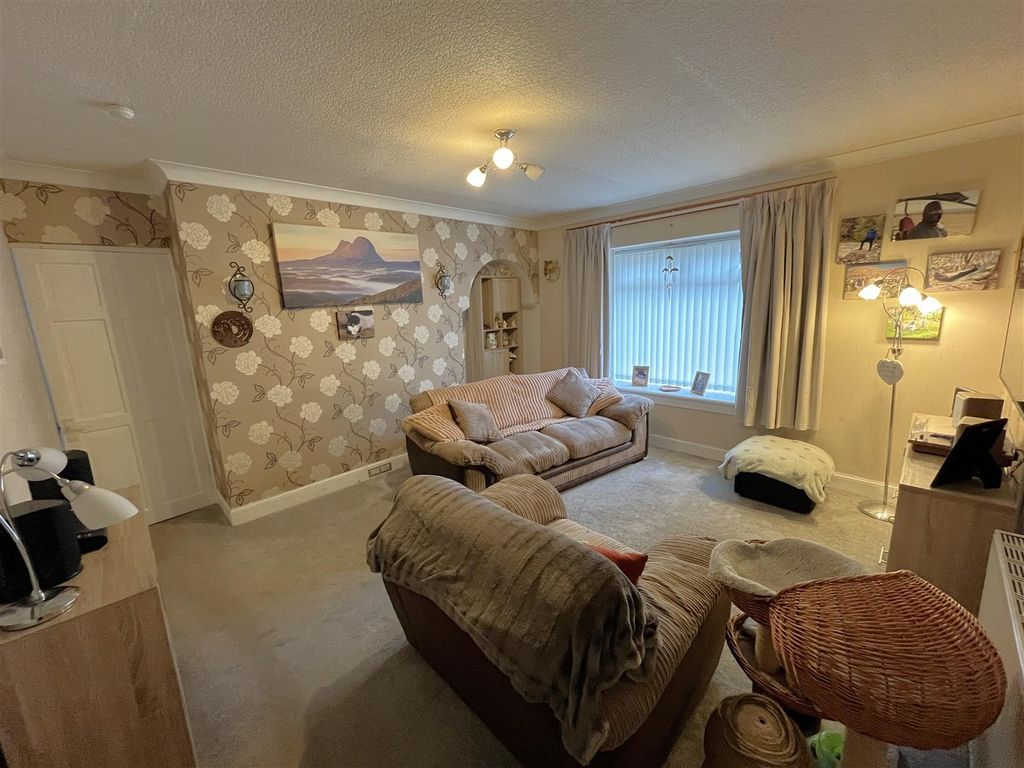 Property photo 2 of 16 Lounge