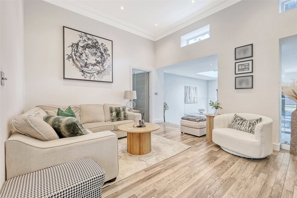 Property photo 3 of 28 Lounge