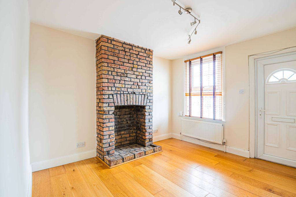 Property photo 2 of 9 40 Pinner Road Livin