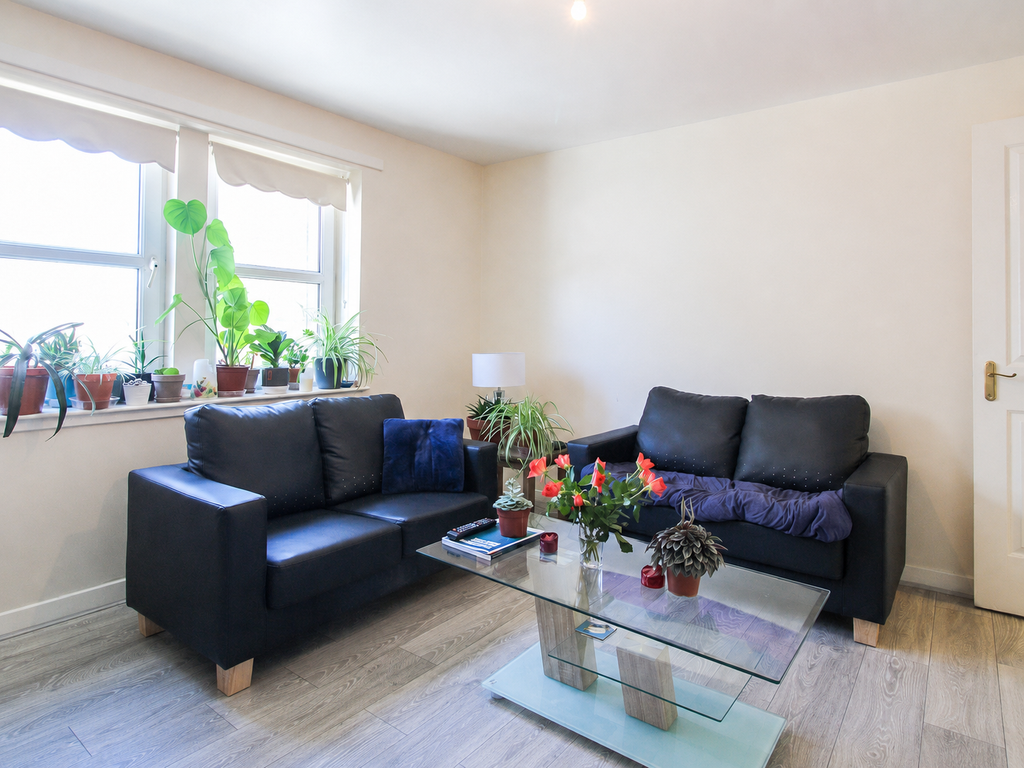 Property photo 3 of 11 Fraser Place Lounge 1 (1)